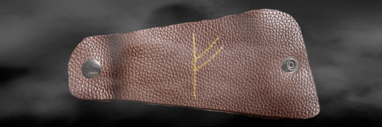 Fehu-Rune auf der Haut als Glücksbringer.